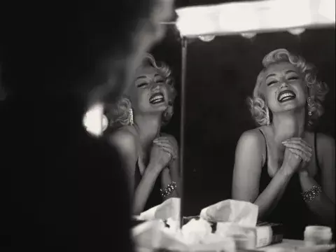 Marilyn, entre la vida pública y la privada. Marilyn, entre la vida pública y la privada.