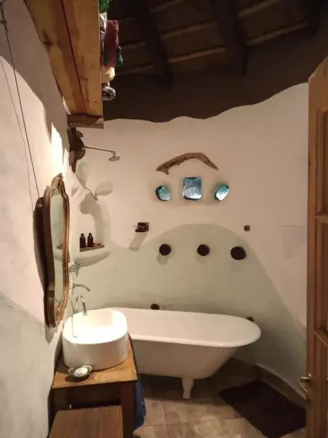 Baño de una casa de barro Baño de una casa de barro