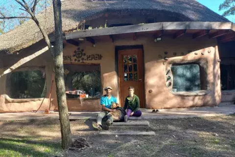 Lisandro junto a Constanza, su pareja, en la casa que él mismo construyó Lisandro junto a Constanza, su pareja, en la casa que él mismo construyó