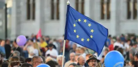 Comunidad europea: conformada hace más de 7 décadas incluye a más de 500 millones de ciudadanos. Comunidad europea: conformada hace más de 7 décadas incluye a más de 500 millones de ciudadanos.