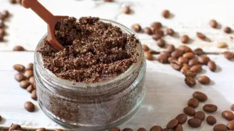 El café posee propiedades antioxidantes, emolientes e hidratantes, que ayudan a remover las impurezas de la piel disminuyendo la oleosidad. El café posee propiedades antioxidantes, emolientes e hidratantes, que ayudan a remover las impurezas de la piel disminuyendo la oleosidad.