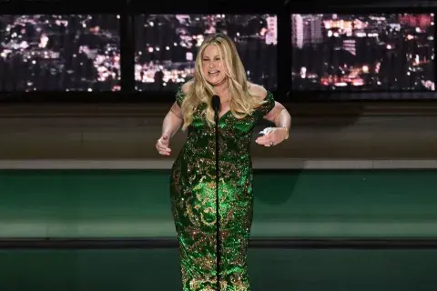 Jennifer Coolidge, ganadora y bailarina. Jennifer Coolidge, ganadora y bailarina.