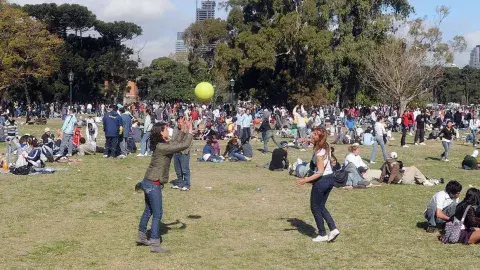 Parque Centenario: además de música en vivo, hay una feria de editores con selección de manga, anime, fanzine, novela gráfica, cómics y novedades de la literatura juvenil.