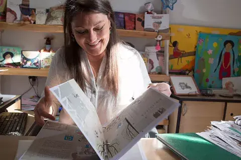 Fabiana publica libros inclusivos para que puedan ser leídos por chicos con dislexia y dificultades visuales. Fabiana publica libros inclusivos para que puedan ser leídos por chicos con dislexia y dificultades visuales.