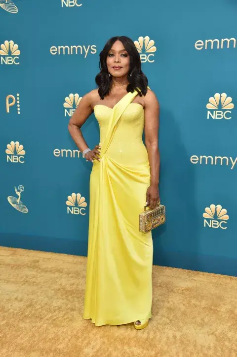 Espléndida en amarillo. Espléndida en amarillo.