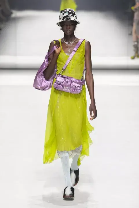Desfile de Fendi por los 25 años de su famosa cartera “Baguette”, mucho color, texturas y brillo. Desfile de Fendi por los 25 años de su famosa cartera “Baguette”, mucho color, texturas y brillo.