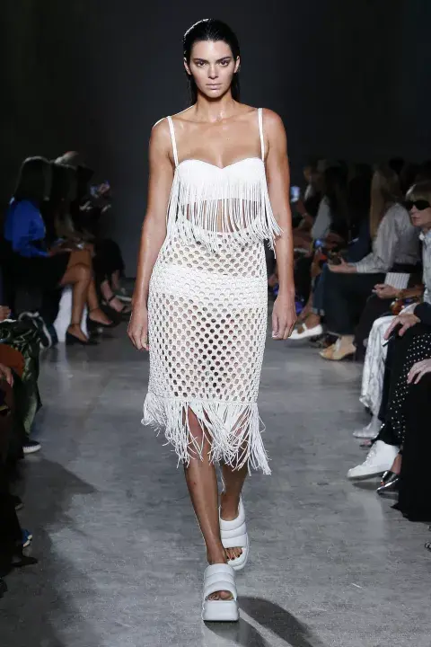 Kendall Jenner abrió el desfile de Proenza Schouler con el torso sudado y un look muy verano. Kendall Jenner abrió el desfile de Proenza Schouler con el torso sudado y un look muy verano.