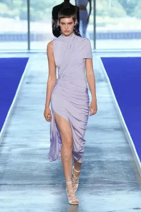 Drapeados, tajo, mangas irregulares y bien al cuerpo, el vestido tendencia de Jason Wu. Drapeados, tajo, mangas irregulares y bien al cuerpo, el vestido tendencia de Jason Wu.