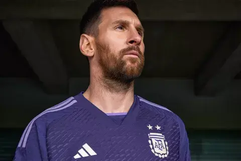 Lionel Messi con la nueva camiseta alternativa de la Selección Argentina. Lionel Messi con la nueva camiseta alternativa de la Selección Argentina.
