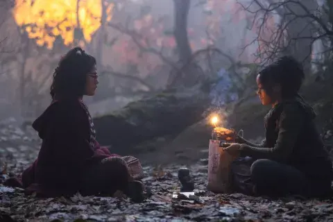 Adolescentes y un ritual de magia oscura: nada puede salir mal. Adolescentes y un ritual de magia oscura: nada puede salir mal.