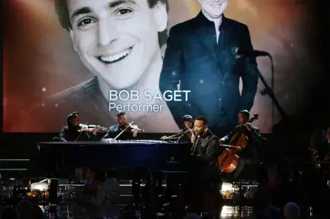 John Legend y su sentido homenaje. John Legend y su sentido homenaje.