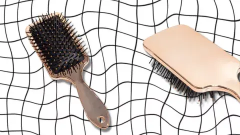 Cepillo de pelo desenredante con terminación color oro rosa. Cepillo de pelo desenredante con terminación color oro rosa.