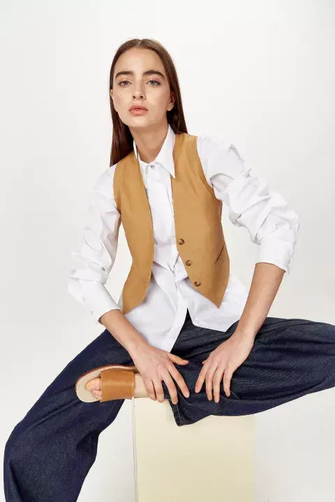 Maria Páez: jean, camisa blanca y chaleco, infalibles. Maria Páez: jean, camisa blanca y chaleco, infalibles.