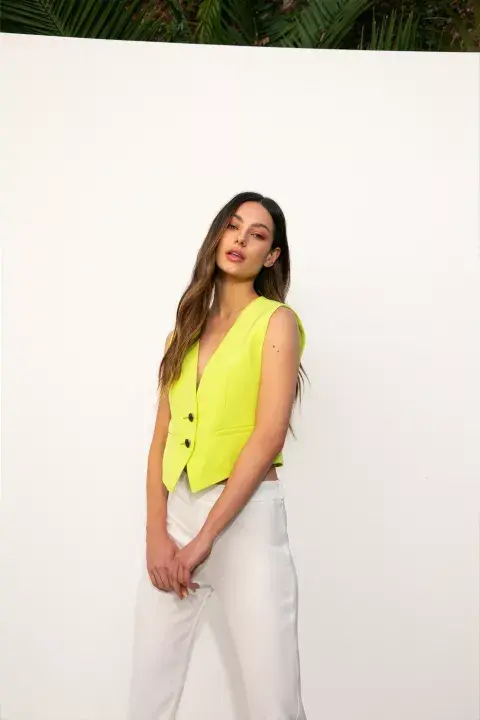 Naima: shock de color con pantalón blanco. Naima: shock de color con pantalón blanco.
