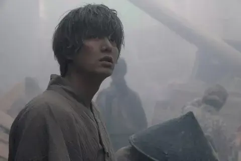 Lee Min Ho como Koh Hansu en Pachinko. Lee Min Ho como Koh Hansu en Pachinko.