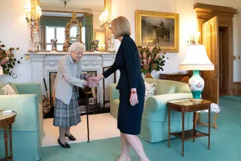 Anteayer la reina Isabel II recibió las visitas del primer ministro saliente, Boris Johnson, y de su sucesora, Liz Truss, en Balmoral en lugar de viajar a Londres para el evento. Anteayer la reina Isabel II recibió las visitas del primer ministro saliente, Boris Johnson, y de su sucesora, Liz Truss, en Balmoral en lugar de viajar a Londres para el evento.