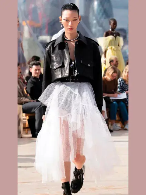 La pasarela del último desfile de Alexander McQueen se llenó de London rock La pasarela del último desfile de Alexander McQueen se llenó de London rock