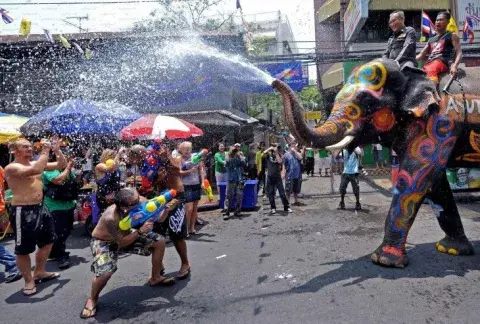 Momentos del Songkran en las calles de Tailandia Momentos del Songkran en las calles de Tailandia