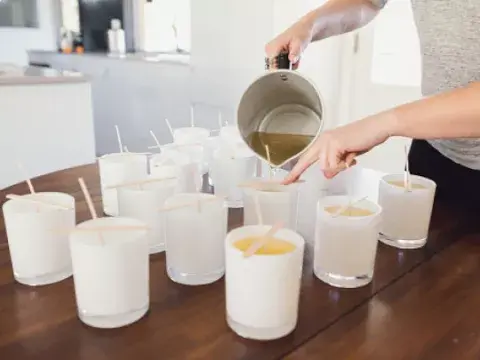 Las velas a base de aceite reutilizado rinden igual que las velas a base de cera Las velas a base de aceite reutilizado rinden igual que las velas a base de cera