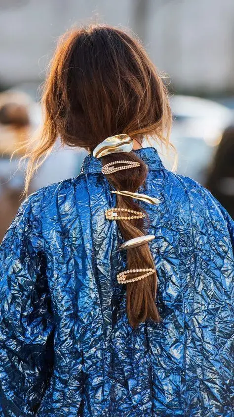 Un peinado simple, una colita baja que se llena de glam con un mix de hebillas y clips en dorado con detalle de perlas Un peinado simple, una colita baja que se llena de glam con un mix de hebillas y clips en dorado con detalle de perlas