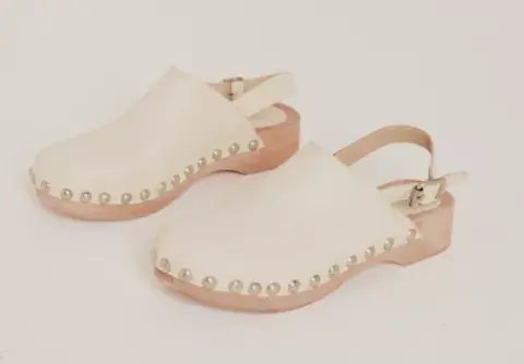 ZUECO BASE DE MADERA CON CUERO CRUDO Y TIRA ATRÁS, WHY DONNA $29.700 ZUECO BASE DE MADERA CON CUERO CRUDO Y TIRA ATRÁS, WHY DONNA $29.700