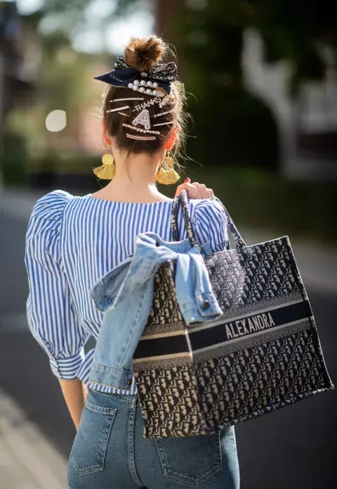 El pelo recogido y un mix de varias hebillas distintas en la nuca es otro de los peinados que nos encanta. Accesorios dorados, con perlas y estrass. Un sí total. El pelo recogido y un mix de varias hebillas distintas en la nuca es otro de los peinados que nos encanta. Accesorios dorados, con perlas y estrass. Un sí total.