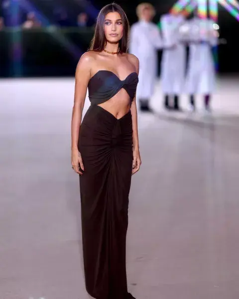 Hailey Bieber en la alfombra roja del Academy Museum Gala. Hailey Bieber en la alfombra roja del Academy Museum Gala.