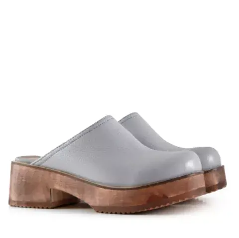 ZUECO BASE DE MADERA CON CUERO CELESTE, BATISTELLA $17.200. ZUECO BASE DE MADERA CON CUERO CELESTE, BATISTELLA $17.200.