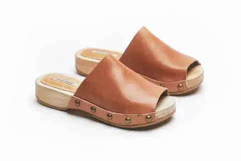 ZUECO BASE DE MADERA CON PUNTERA ABIERTA, CHICO RUIZ $18.000. ZUECO BASE DE MADERA CON PUNTERA ABIERTA, CHICO RUIZ $18.000.