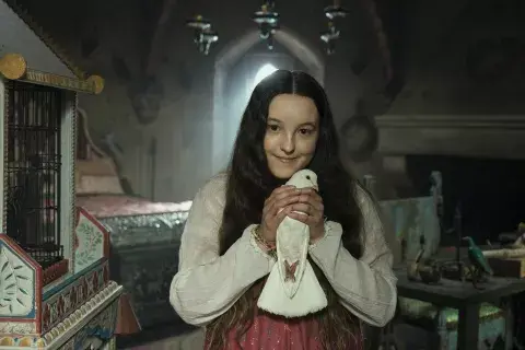 Bella Ramsey como Lady Catherine.