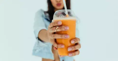 el 62% de la población cree que es más probable que se acceda a “conexiones más profundas y genuinas” en una cita sin alcohol