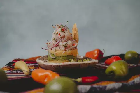 La cevicausa, un mix de ceviche con causa limeña La cevicausa, un mix de ceviche con causa limeña