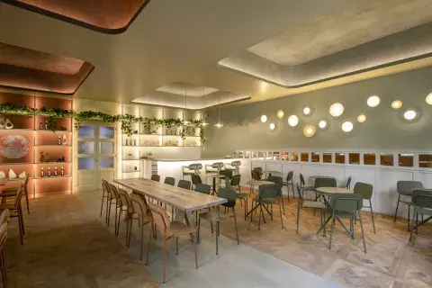La cafetería, con una paleta de color relajante inspirada en los Olivos. Diseño de Clara Chediack y Lola Fernández Navarro. La cafetería, con una paleta de color relajante inspirada en los Olivos. Diseño de Clara Chediack y Lola Fernández Navarro.