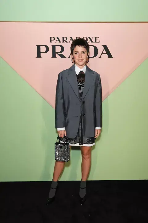 Emma Watson luce su nuevo corte pixie en el lanzamiento de la fragancia Prada Paradoxe 