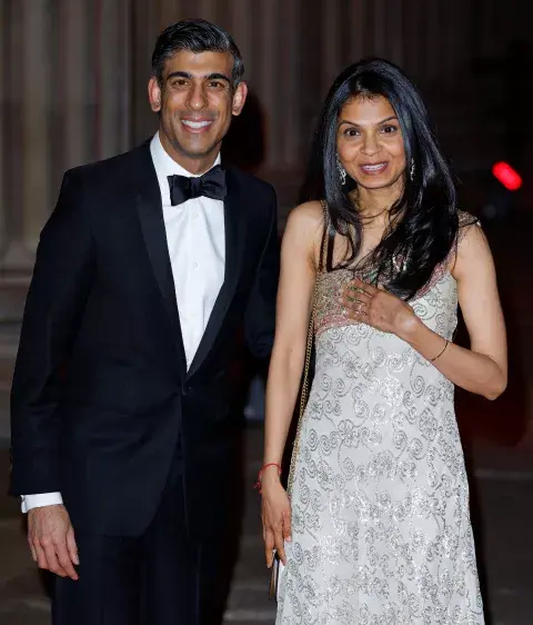 Quién es Akshata Murty, la esposa del nuevo primer ministro de Reino Unido, cuya fortuna supera a la de la Reina Isabel II. Quién es Akshata Murty, la esposa del nuevo primer ministro de Reino Unido, cuya fortuna supera a la de la Reina Isabel II.