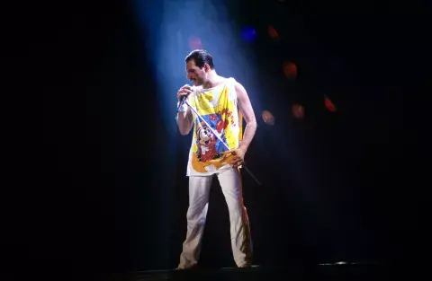 Freddie Mercury cantando durante el show. Freddie Mercury cantando durante el show.