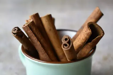 Los beneficios de sumar canela en tu alimentación.