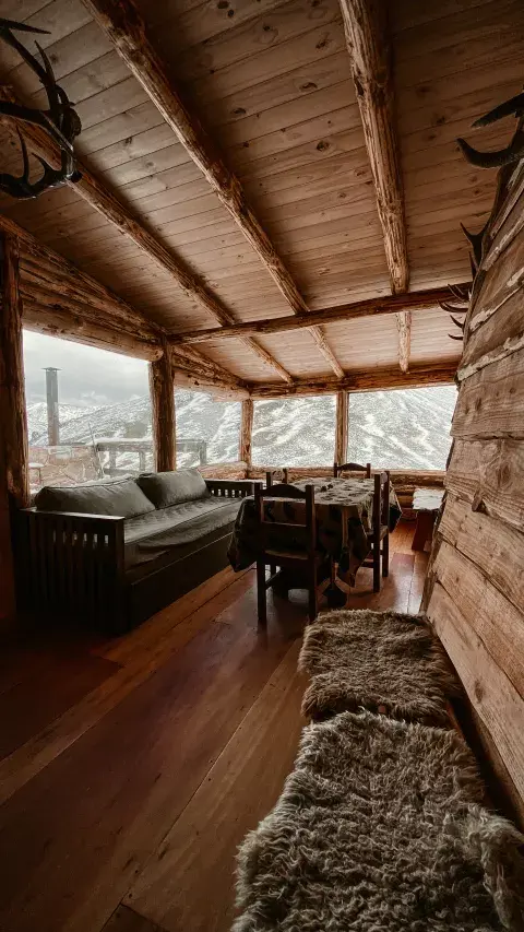 Mallin Alto se destaca por su estilo rústico y vista a la cordillera. Mallin Alto se destaca por su estilo rústico y vista a la cordillera.