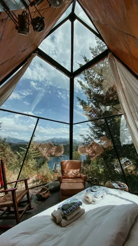 Este glamping ofrece dos opciones: las pirámides de vidrio o las burbujas transparentes. Este glamping ofrece dos opciones: las pirámides de vidrio o las burbujas transparentes.