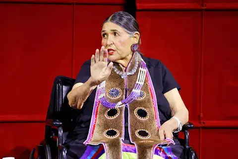 “Subí allí, como una india orgullosa con dignidad, con coraje, con gracia y con humildad”, recordó su discurso de 1973 luego de recibir las disculpas tardías por parte de la Academia. “Subí allí, como una india orgullosa con dignidad, con coraje, con gracia y con humildad”, recordó su discurso de 1973 luego de recibir las disculpas tardías por parte de la Academia.