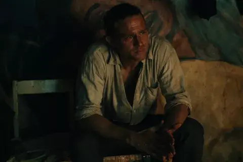 Charlie Hunnam en Shantaram. Charlie Hunnam en Shantaram.