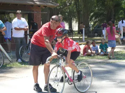 Valentina con su papá a punto de largar una carrera en Lobos, su ciudad Valentina con su papá a punto de largar una carrera en Lobos, su ciudad