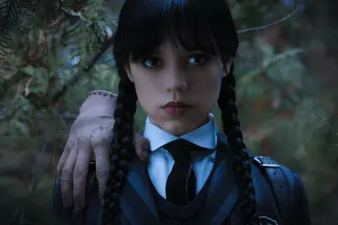 Jenna Ortega como Merlina Addams. Jenna Ortega como Merlina Addams.