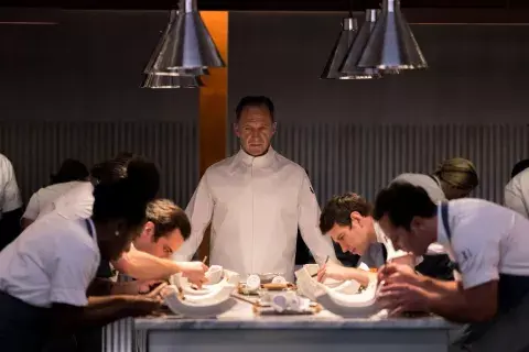 El chef Slowik (Ralph Fiennes), un genio con su lado oscuro. El chef Slowik (Ralph Fiennes), un genio con su lado oscuro.