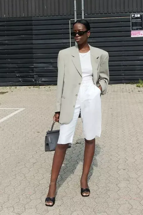 La bermuda a la rodilla y suelta es un hit. De denim, de gabardina, de lino ó algodón. Un look comfy y super elegante. La bermuda a la rodilla y suelta es un hit. De denim, de gabardina, de lino ó algodón. Un look comfy y super elegante.