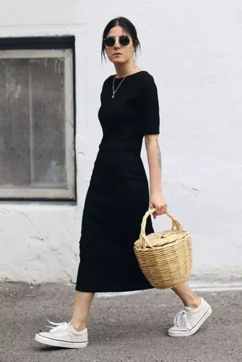 El little black dress es otro indispensable en todo placard minimal. Con zapatillas, sandalias o algo de taco, nunca falla. El little black dress es otro indispensable en todo placard minimal. Con zapatillas, sandalias o algo de taco, nunca falla.