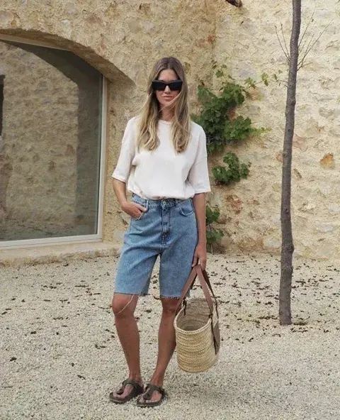 Playero: remera de punto, bermuda de denim, birken ó chanclas y canasta. ¡Lista para una tarde en la playa! Playero: remera de punto, bermuda de denim, birken ó chanclas y canasta. ¡Lista para una tarde en la playa!