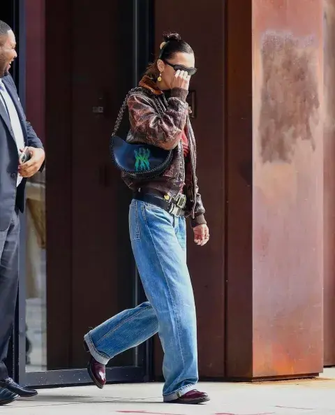 Bella Hadid y su bolso preferido
