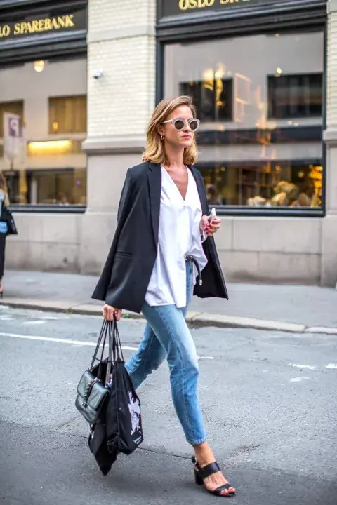 Imprescindible. Con camisa blanca, jean y sandalias negras es otro de los looks minimalistas que más se van a ver esta primavera. Imprescindible. Con camisa blanca, jean y sandalias negras es otro de los looks minimalistas que más se van a ver esta primavera.
