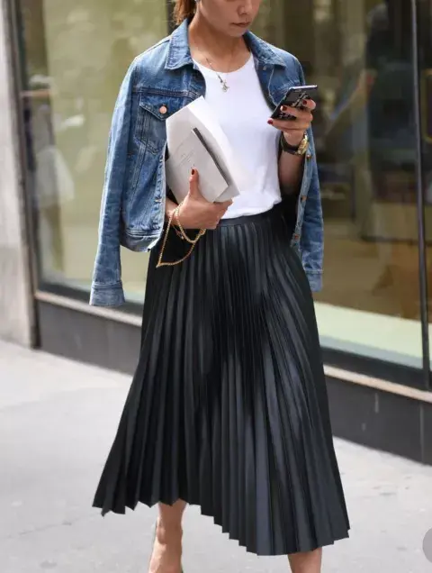 La falda mini usada con zapatillas o chatas es otra prenda de las que no falta en un perchero minimal. La falda mini usada con zapatillas o chatas es otra prenda de las que no falta en un perchero minimal.